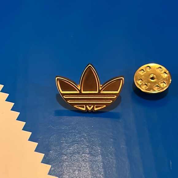 Adidas Trefoil Lapel Pin gold colored new authentic - Picture 3 of 5